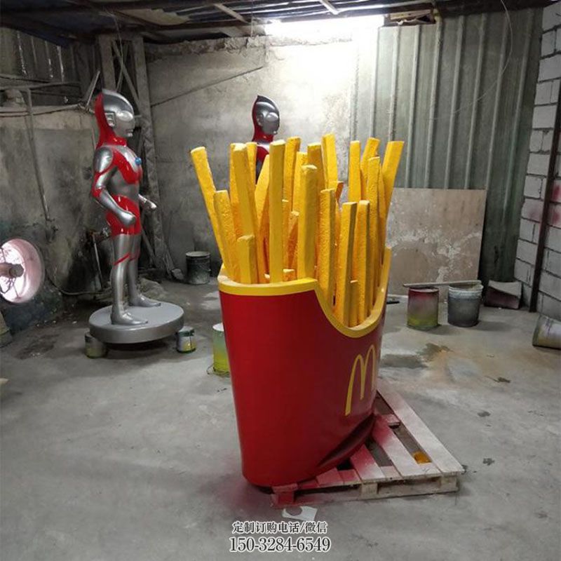 精选店门口薯条雕塑主题